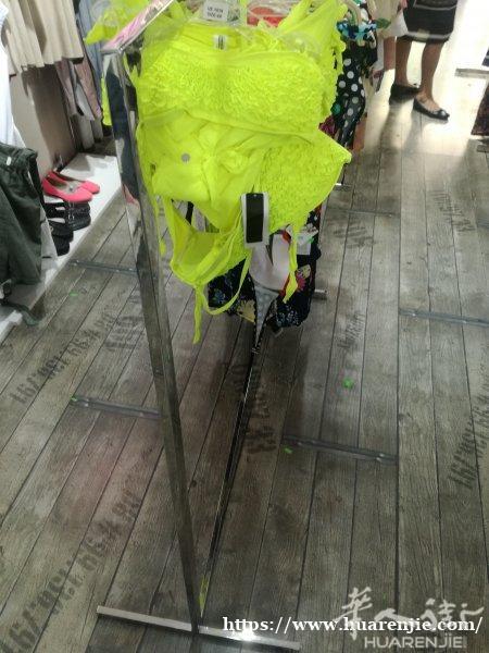 马德里服装店货架出售