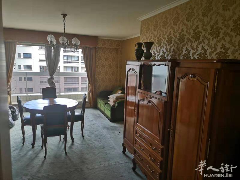 12区六号线地铁走路1分钟61平米一房一厅可做两房一厅带两个车库 68万5出售