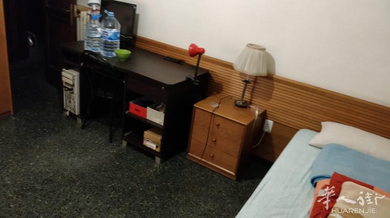 巴塞罗那大​房间出租 (Terrassa)