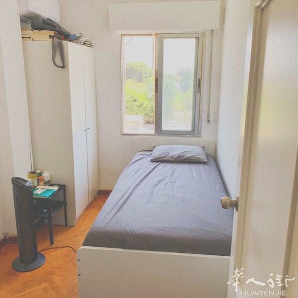 卡三两单间出租，另一间就房东偶尔回来住一下，大房间