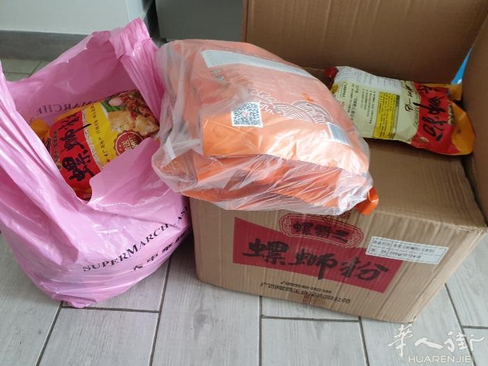 尽管现在是冬天螺蛳粉依然是大家的最爱!今天差不多卖了尽50包螺蛳粉!大都不爱点单