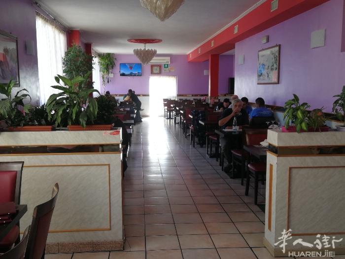 888在米兰边中意餐pizza转让，在ss11大路上房租2300有100位置。欢