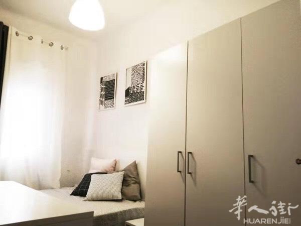 全新装修 
电器，家具，床垫全部新装。 
双人床房