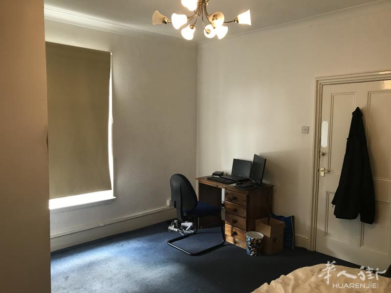 学生house的一间超大double room便宜转租