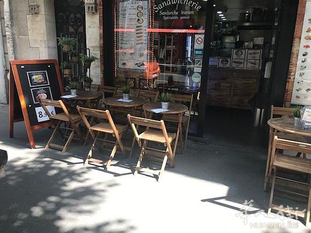 快餐店，带露天座椅，毗邻居民区和商业区，客源稳定。