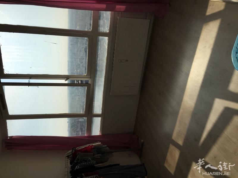 一房一厅 27 平米 卖 13 万5仟, 93区 , 近 Porte la villette , 近欧江商场,在高楼处