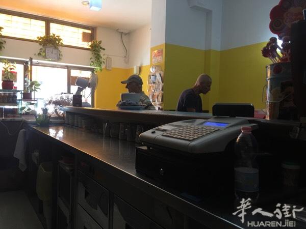 米兰酒吧转让，有老虎机4台，房租一千， 
大概50