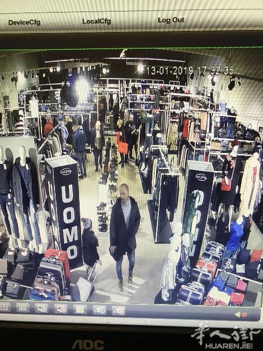 Ancona附近城市，出售一家服装店铺，500多平方，位于商业中心，房租4500