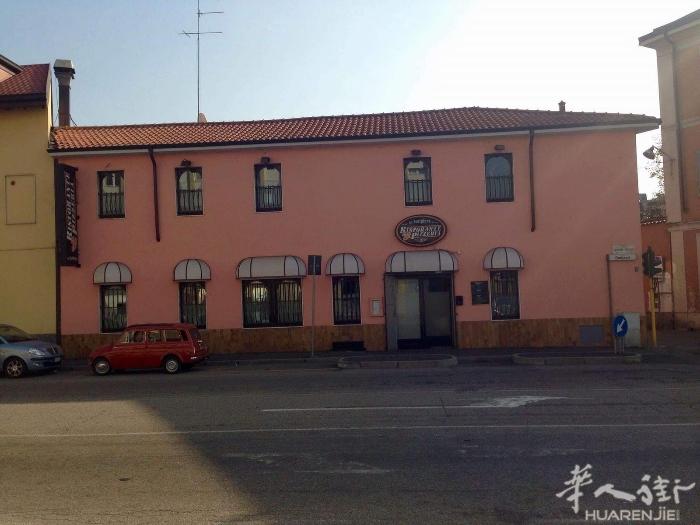 披萨店lo scaorpino两层楼150个座位，带地下室，木烤披萨，每层楼都有