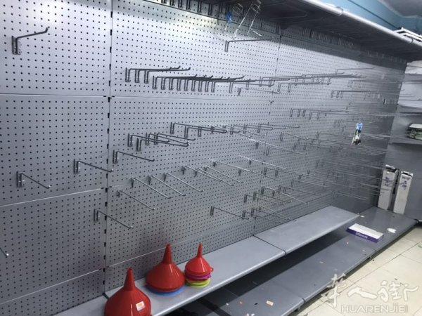 巴塞罗那百元店关门货架caja机等其他设备低价紧急转让