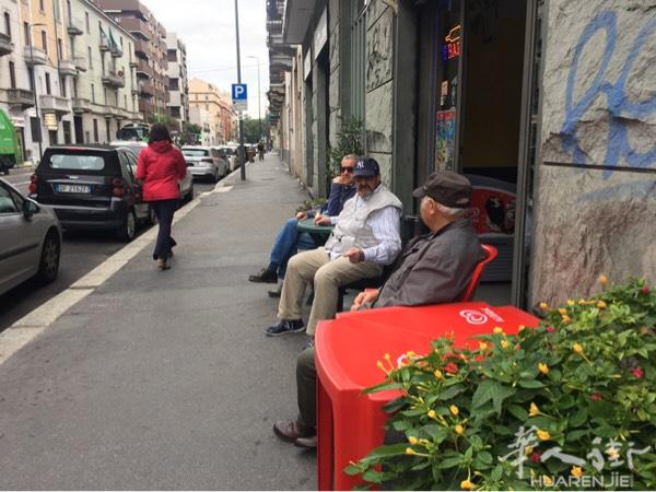 米兰酒吧转让，带老虎机，低价转让吧台三百多，老虎机
