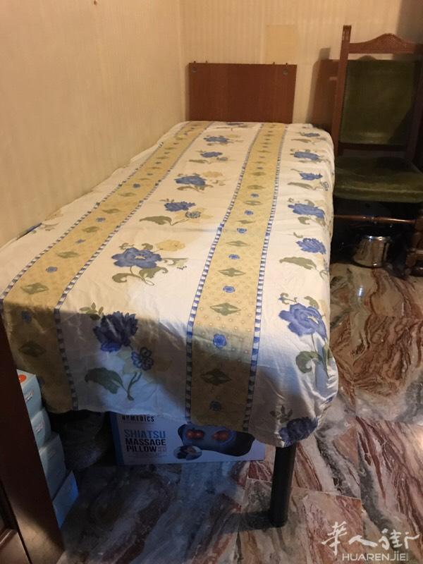 出售单人床垫床架50欧，八成新，床垫软硬适中非常好