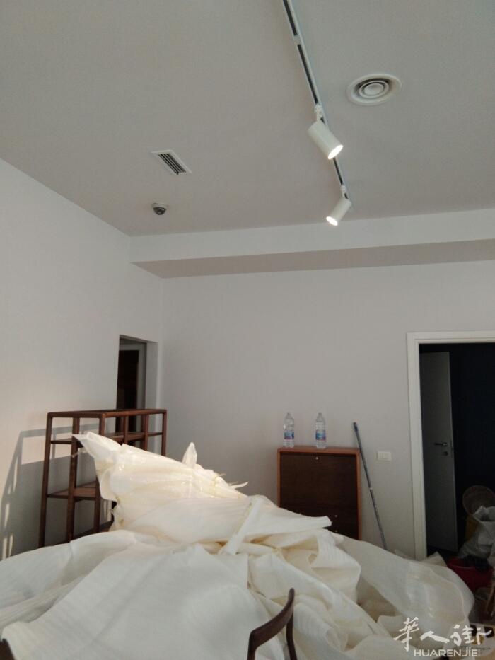 本人专业修理水电，装灯，装空调。承接住家，饭店，酒吧，按摩店装修。搬家。有需要的