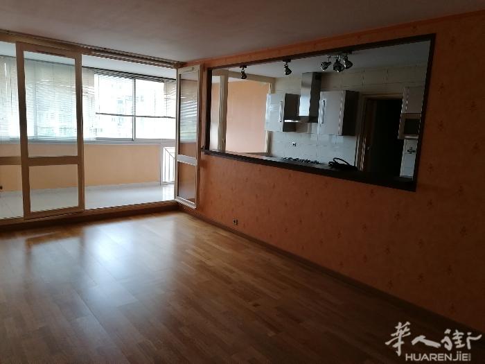 大巴黎发展中城市93区noisy le grand.A线到巴黎Nation20分钟，阳光充足3房一厅104m2，车位 25万8欧