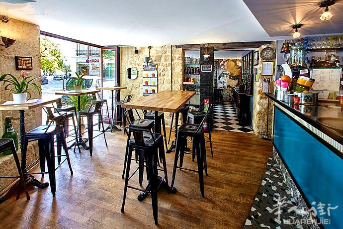 RESTAURANT BRASSERIE转让,持有四号酒牌,处于街角位置。在一条林荫大道上,人流量大,在11区巴士底狱附近