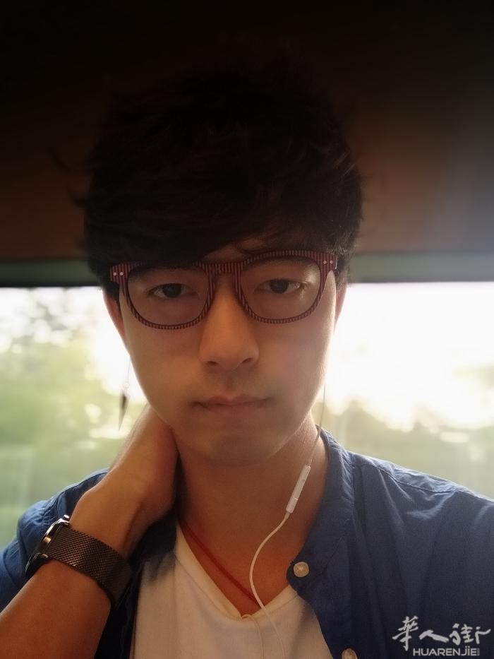 本人27岁，诚心找女朋友，年龄22-----26岁对我有兴趣的话可以跟我联系。号