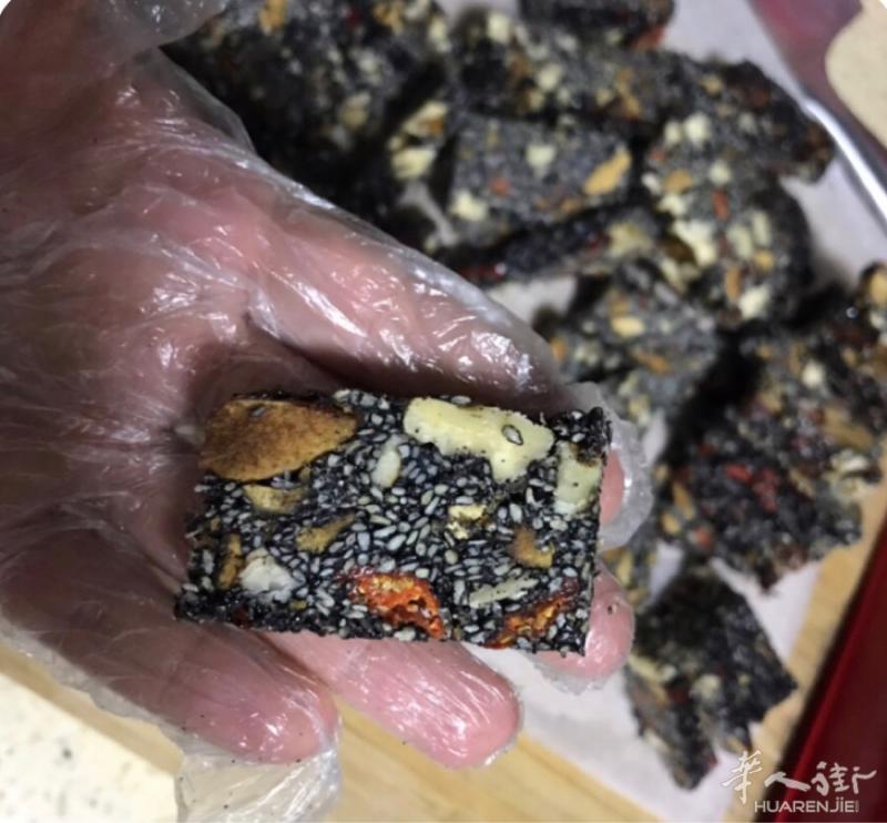纯手工阿胶糕
李时珍的《本草纲目》也有记载，称赞阿