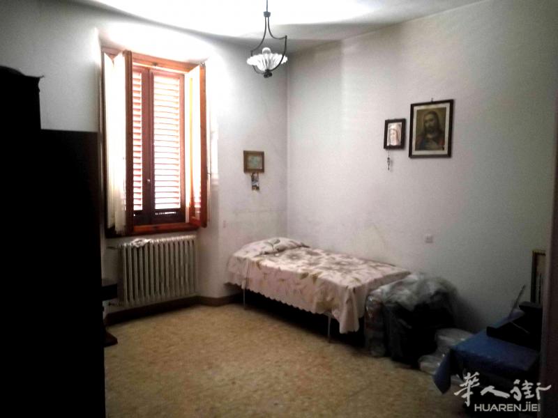 Iolo 有一套住家出租 别墅5个房间，厨房，卫生间，车库, 有一些家具。