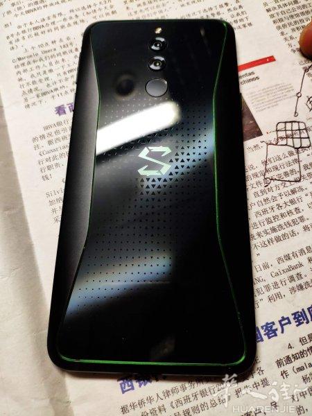 出售自用黑鲨helo 6gb 128gb 冲电器游戏手抦手机壳二个手机275欧 小米 mix 3 8gb 128gb 有手机壳四个275欧 两台一起500欧