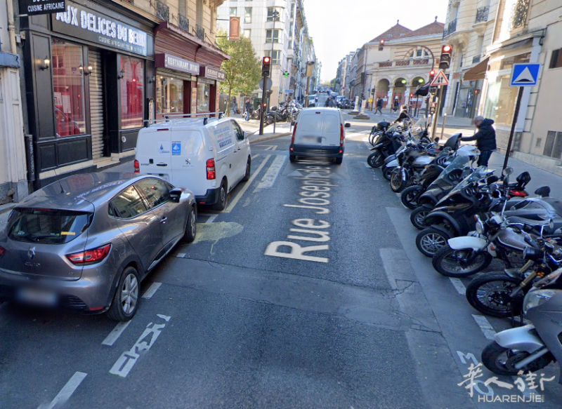 巴黎18区Montmartre 繁华旅游富人区地铁13号线Gay Moquêt餐馆转让