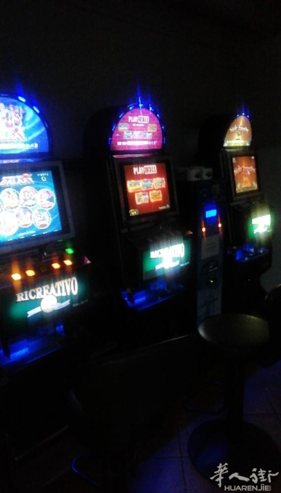 fidenza旁边酒吧，casa500多，老虎机1500，房租1000。价格面议