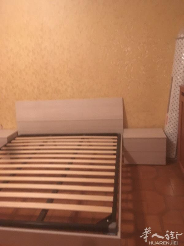 米兰黄线地铁口comasina有个大单间出租，交通