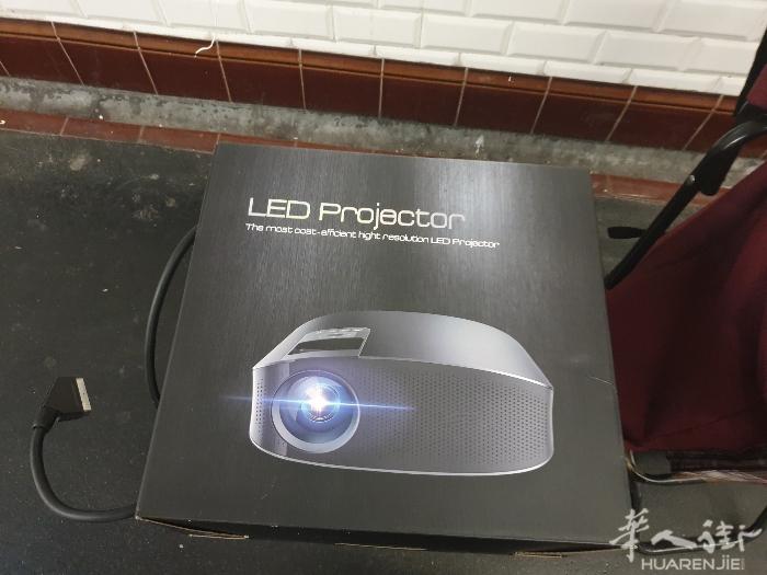 LED投影机功率小像素高方便实用!是您旅游居家必备!手机太小电脑蓝光损害眼睛!一