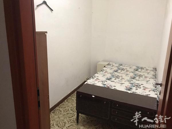 iolo 邮局这里有一个小房间搭铺，适合在iolo