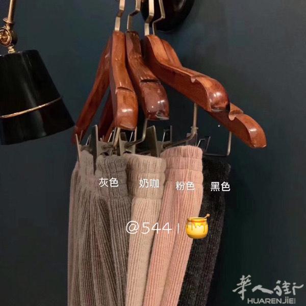 ：显瘦裤子 €18
颜色好看绝
粉色 奶咖 灰色