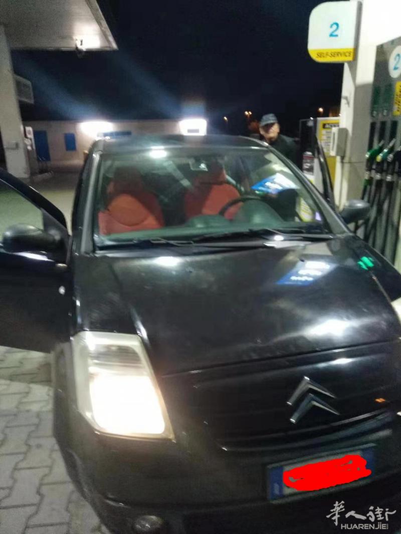 黑色雪铁龙C2,05年汽油车,手动挡,保养的很好,价格1500欧元,喜欢的速度联系了~