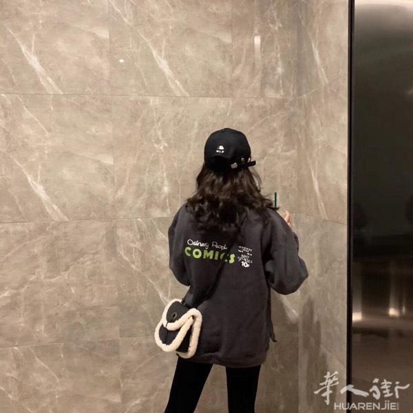 ugg黑色实拍

l真皮＋真羊羔毛

整个包的质感