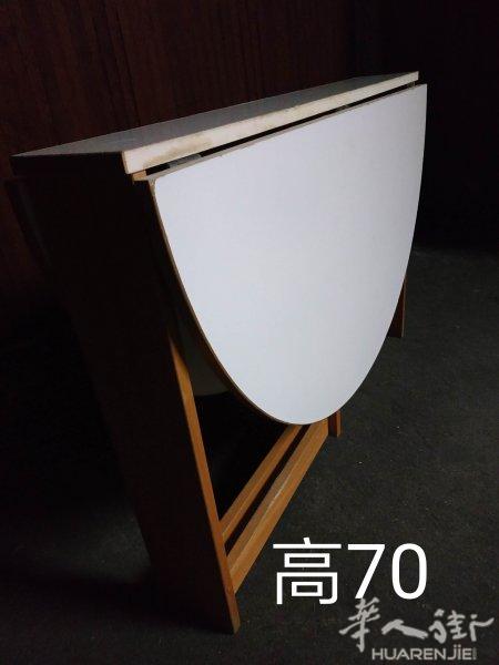 白色折叠圆桌让二十八欧，四把椅子让二十八欧