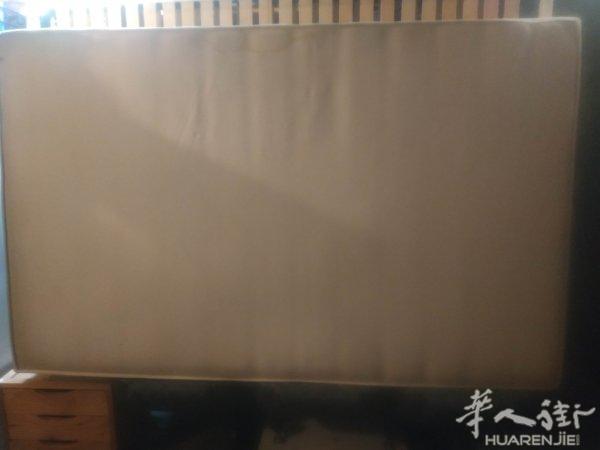 上好120✘190双人床架配四个脚加一个床头柜一个床头板让一百二十欧