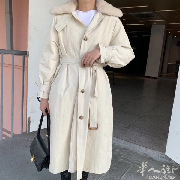 獭兔毛。长款风衣羽绒
里面羽绒可以拆卸
wx：Wi