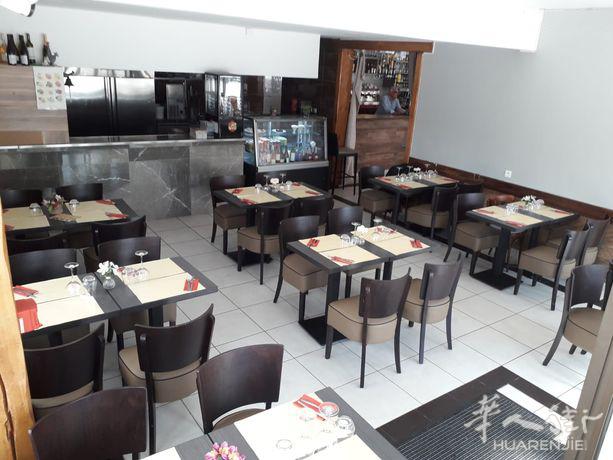 café bar brasserie转让fond de commerce，地理位置优越，位于市政厅正前方的小型购物中心的中心地带。
