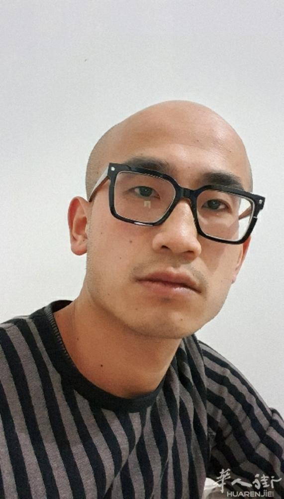 美女们好!我先自我介绍一下我叫肖伟东今年29岁在意大利有稳定的工作有房子有车由于