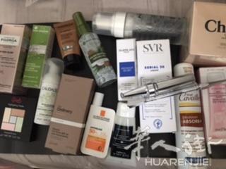 出各种护肤品囤货