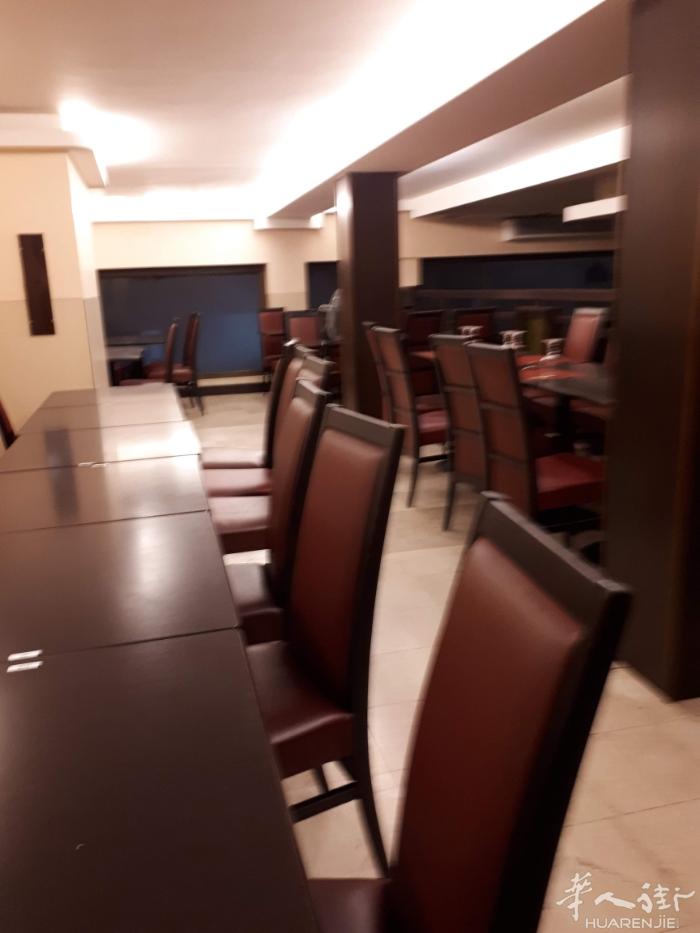 巴黎13区华人市场中心有一间亚洲大餐馆转让，因自有别的发展 . 此店位置在于十三