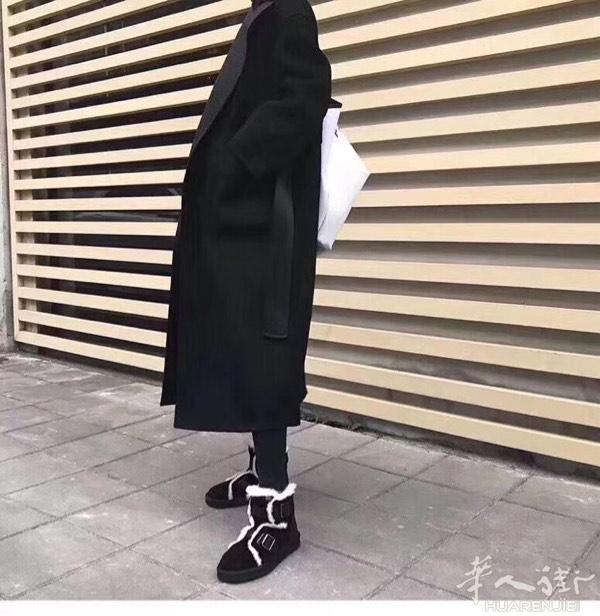 UGG 机​车雪地‌靴出‎单​〰
黑‌皮白毛​ 这