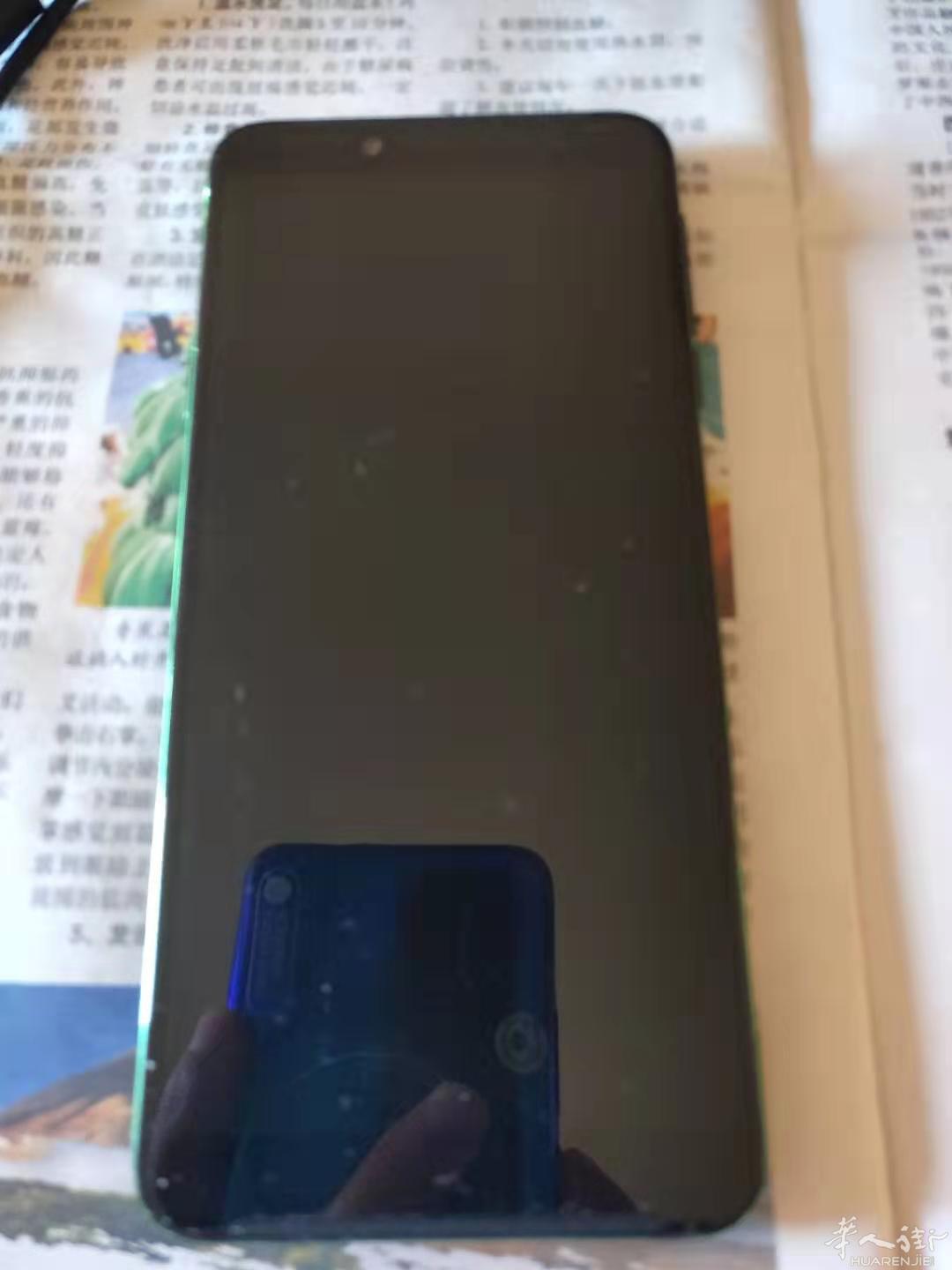 出售游戏手机黑鲨helo 6gb 128gb有两个手机壳游戏手柄。