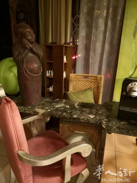 外国人的美容店租让一个位子做指甲月租350euros