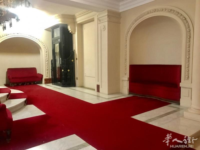 8区金三角，两卧一厅复式，带空调全部新装修 125万欧元含中介费