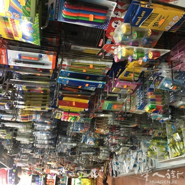 100多平方百元店食品店货物打包，货物充足