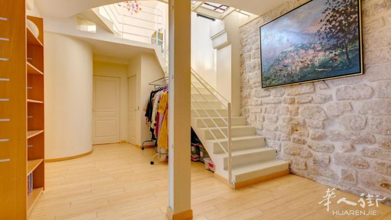 小巴黎20区63平米居住面积，44平米地下室 可以改成两套souplux的appartment 售价60万欧