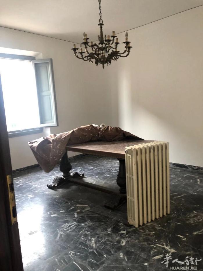 中国街 落地房三面空共八房两卫 俩层 ！有转让费 房租2800 ，一个月介绍费