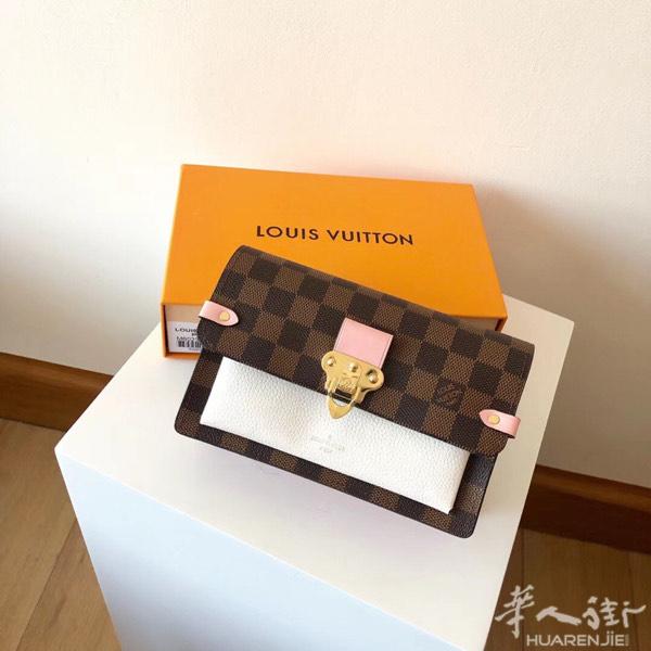 Lv链条包
小巧轻便  自重很轻
小小的包有四个隔
