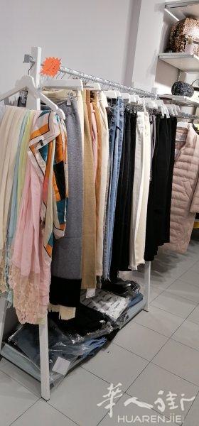 服装店结业、低价出售所以东西