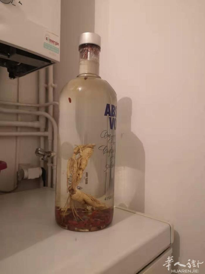 出售鹿茸，野山参！！图片上是9斤白酒，泡了一周前后的对比。也可带酒出售。具有增加