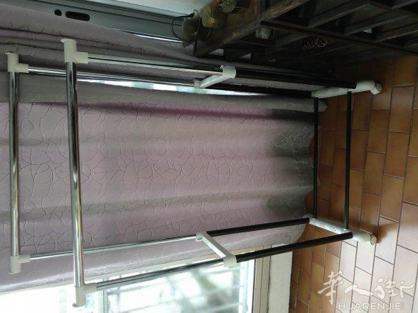 双杆衣架出让十五欧。0663128947