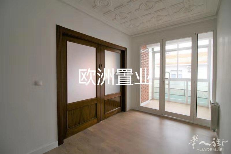 CARABANCHEL最热闹地段超大户型三房一厅套房出售